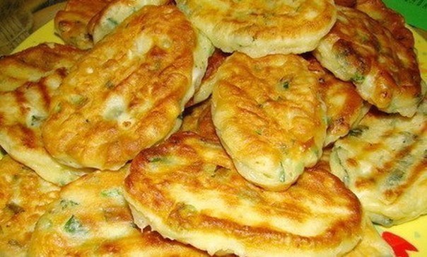 Оладьи с яйцом и зелёным луком.Ингредиенты:- 2 куриных яйца- 0,5 л кефира- 0,5 стакана сметаны- ...