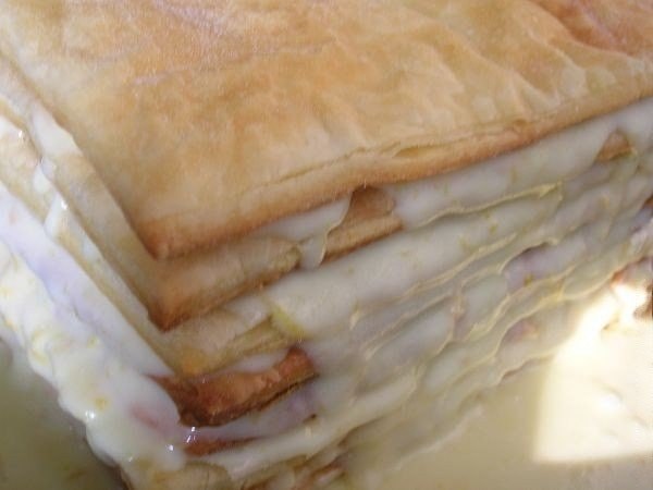 Слоеное пирожное со сгущенкой. Нежные и мягкие пирожные из слоеного теста и крема со сгущенкой, ... - 5