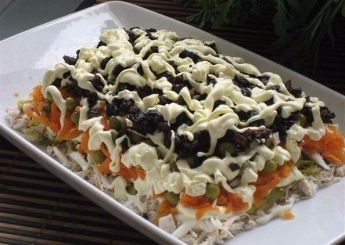 Рецепт этого салата будут выпрашивать все гости. Очень вкусный.Ингредиенты:3 филе курицы,300 гр ...