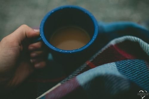 Мы безуспешно стучимся в чужие двери, в то время, как кто-то ночует под нашими.