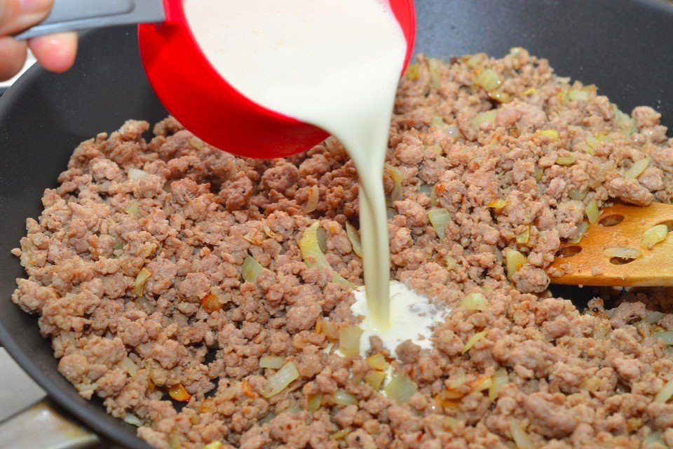 Подливка с мясным фаршем рецепт. Фарш с молоком. Фарш со сметаной. Фарш в белом соусе. Соус болоньезе Ингредиенты.