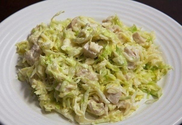 Салат из свежей капусты с курицей.Пищевая ценность: белка 173,2 гр., жира 35,4 гр., углеводов 34,9 ...