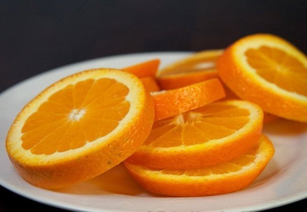 Курица, запеченная с апельсинами. Ингредиенты: - 1 целая курица весом 1,2-1,5 кг - 3-4 средних ... - 3