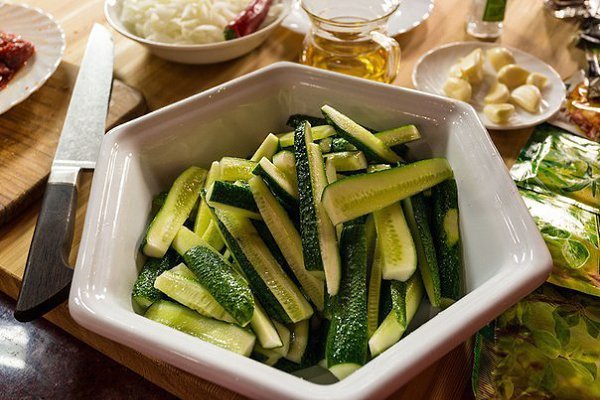 Очень простой корейский салат из огурцов и мяса от Сталика Ханкишиева. Как готовить: Если бы корейцы ...