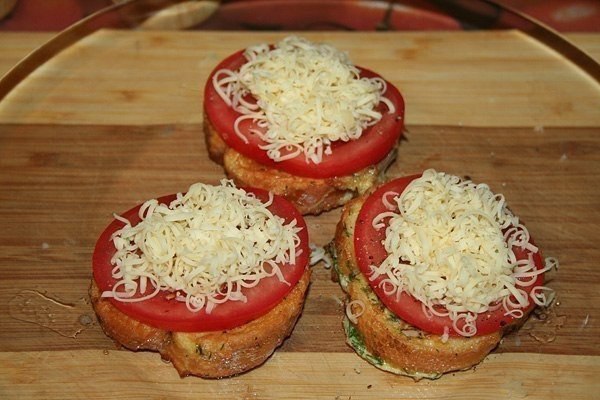 Гренки с помидорами и сыром к завтраку.Ингредиенты на 1 порцию:- 3 кусочка хлеба, лучше всего от ... - 5