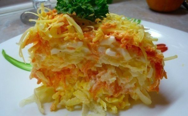 Очень-очень простой, но бесподобно вкусный салат «Французский».Ингредиенты:-2 яблока-4 варенных ...