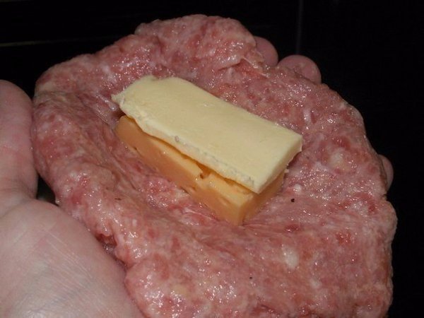 Котлетки под шубкой.Ингредиенты:Фарш (из индейки) - 1 кгЯйцо куриное - 2 штБатон (белый, без ... - 3