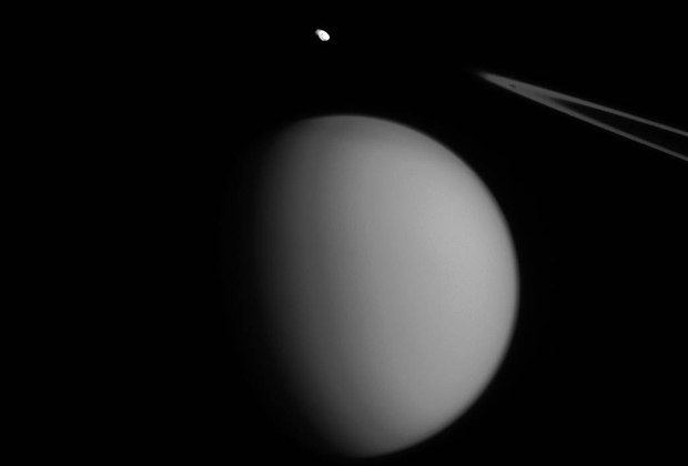 НАСА показало Пандору.Станция Cassini сделала снимок спутников Сатурна — Пандоры и Титана. Пандора — ...