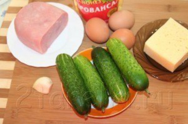 Салат «Неженка». Вкусный праздничный салатик, нежный, но пикантный за счет чесночка. Ингредиенты: ... - 2