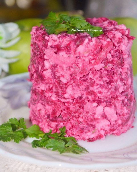 Салат из свеклы и творога.Автор: Наташа ЧагайОчень вкусный и полезный салатик)Вареная свекла крупная ...