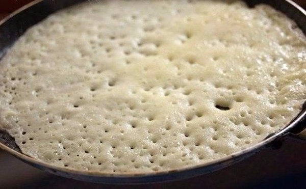 Заварные блины на молоке.Приготовление:1. Взять пол-литра молока.2. 2 яйца взбить венчиком.3. ... - 3