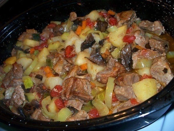 Как приготовить жаркое в мультиварке.Ингредиенты:- мясо - 500 г- грибы - 500 г- картофель - 1 кг- ...