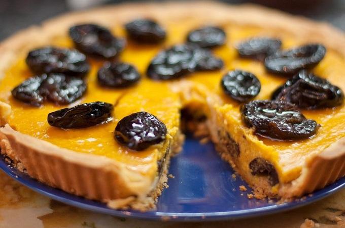 Пирог с черносливом и шоколадом на каждый день.Ингредиенты:100 гр размягченного масла80 гр сахара3 ...