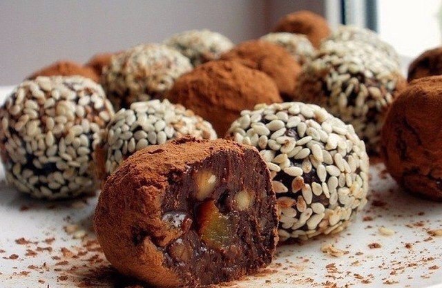 Полезные конфеты: ТОП-4 вкусных вариантов.1. Домашние полезные конфеткиИнгредиенты:Курага — 5 ...