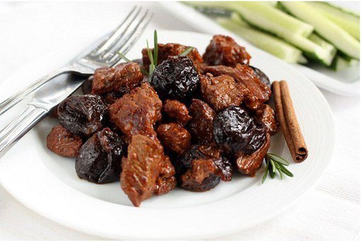 Мясо с черносливом.Ингредиенты:200-250 г лука,1 крупная морковь,600 г мякоти говядины,1 горсть ...