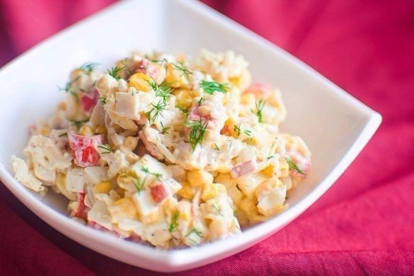 Крабовый салат с кукурузой. Ингредиенты: Крабовые палочки — 400 г Яйцо куриное — 5 шт. Рис — 1\3 ...