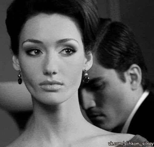 - Ты такая красивая, я люблю тебя, очень! - Обернись. Там сзади девушка в сто раз красивее меня... ...