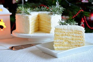 Торт «Кокосовое наслаждение». Хотите порадовать гостей вкусным и нежным тортиком и при этом ...