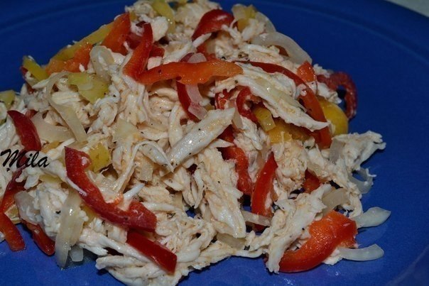 Очень вкусный и сочный салатик.Необходимо:300 гр. отварной куриной грудки200 гр. болгарского перца ...