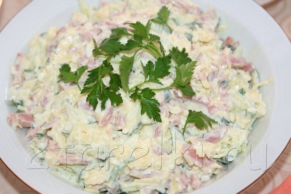 Подборка салатов со свежими ОГУРЧИКАМИ.1. Куриный салат с яйцами и грибамиИнгредиенты:Копченая ... - 6
