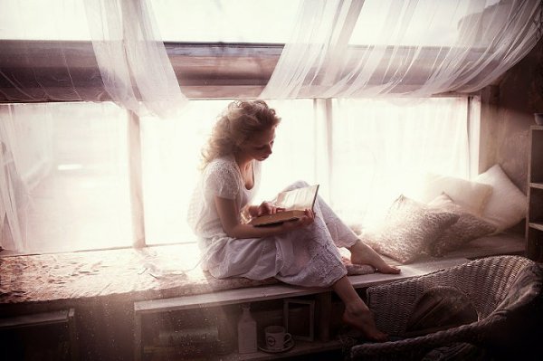 Время взять любимую книгу, заварить любимый чай и сесть в самое любимое кресло. Или взять любимый ...