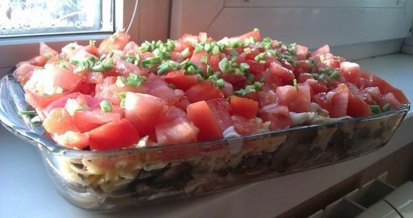 Салат "Роскошный" Автор: Алена Дунаева Очень-очень вкусный салат! Слоями: отварная куриная ...