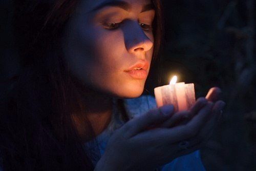 Короткая притча о том, стоит ли искать скрытые смыслы в том, где их нет.Пришла женщина в храм, ...