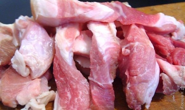Картошка, тушенная с мясом в горшочке.Ингредиенты:Картошка — 16 шт)Мясо — 4 ломтика)Сметана — 1 ... - 2