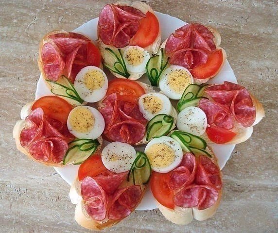 Идеи оформления мясной нарезки на праздничный стол - 6