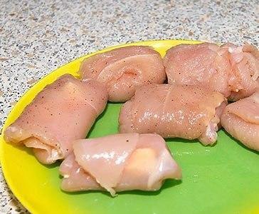 Котлеты по-киевски с сыром.Ингредиенты:Куриная грудка - 1 шт.Плавленный сыр - 50 гСоль, перец - по ... - 4