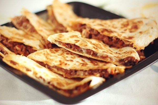 Тортилья с мясом.Ингредиенты:Лук репчатый (100 г) — 1 шт. Кукурузное масло — 30 млГовяжий фарш — 400 ...