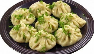 Хинкали из мяса с зеленью.Для фарша:- баранина — 300 грамм;- луковица — 1 средняя головка;- говядина ...