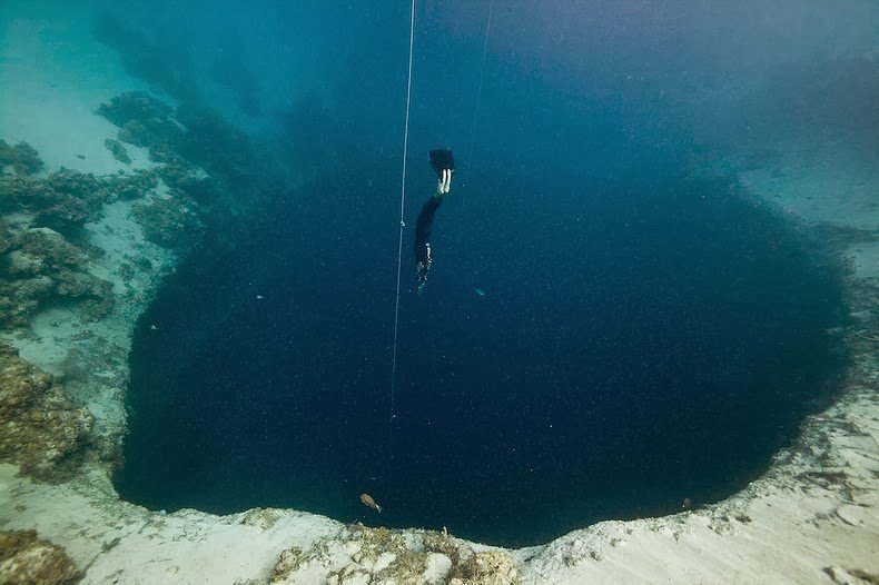 Great hole. Голубая дыра Дахаб карстовая воронка. Дахаб фридайвинг голубая дыра. Большая голубая дыра Белиз Центральная Америка.