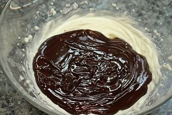 Торт с бананами и шоколадным муссом.Ингредиенты:Масло сливочное — 125 г. в тестоМука — 250 г.Сахар — ... - 7