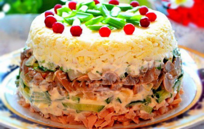 Салат "Ирина" Ингредиенты: Копченая курица 200 г огурец свежий 150 г грибы маринованные ...