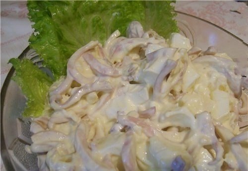 Очень вкусный салат из кальмаров с плавленым сыром.Ингредиенты:- кальмары — 300 г,- яйца — 2 шт,- ...