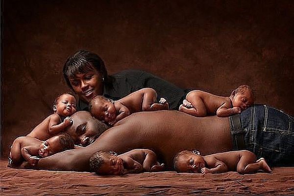 Африканская мама родила сразу 6 детей и с папой сфотографировали, это же рекорд! Ставьте класс!