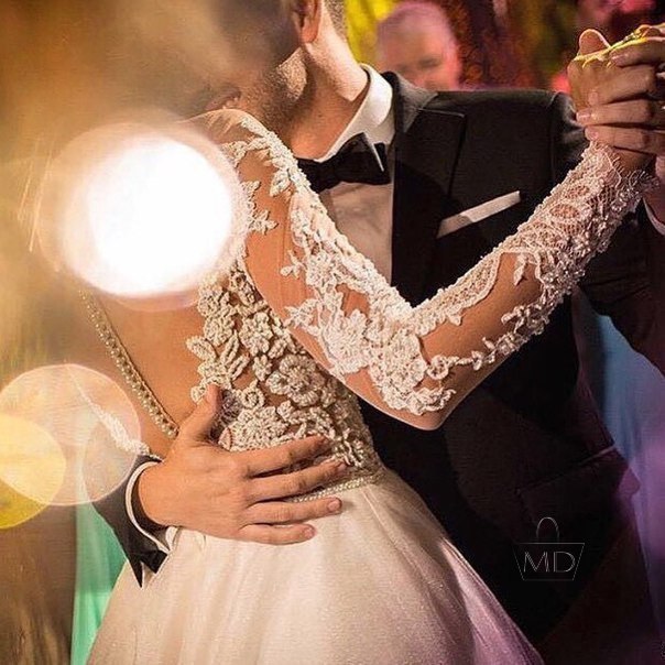 Когда ты на машине, при деньгах, друзья тебя качают на руках. Когда ты покупаешь им вино, они с ...