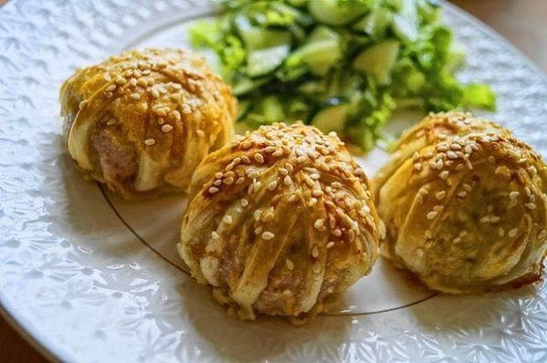 Соленые клубочки с мясным фаршем под сыром.Ингредиенты: 300 г слоеного теста 500 г мясного фарша (у ...
