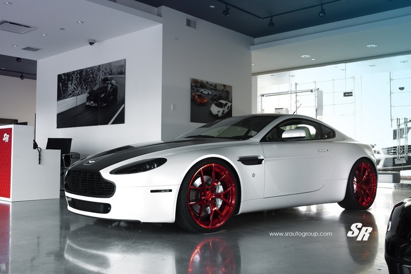 Aston Martin Vantage - 6