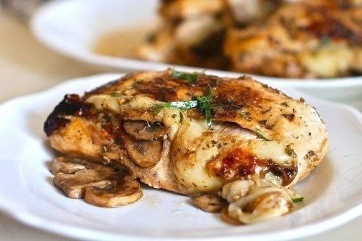Курица, фаршированная грибами и сыром.Ингредиенты:6 куриных грудокГрибы – 450 гПару зубчиков ...