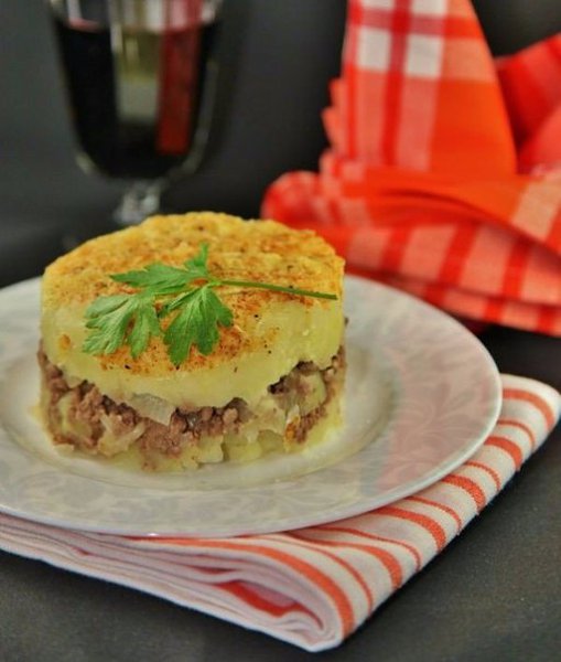 Картофельная запеканка с мясом.Ингредиенты:Картофель — 1,3 кгФарш говяжий — 500 гЛук репчатый — 2 ...