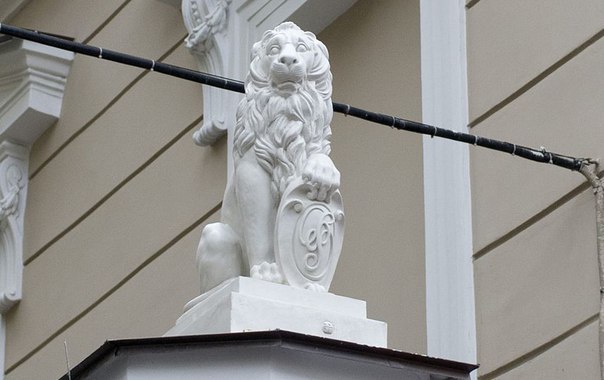 В центре Петербурга установили скульптуры львов, приносящих счастье.В Петербурге появилось еще одно ...