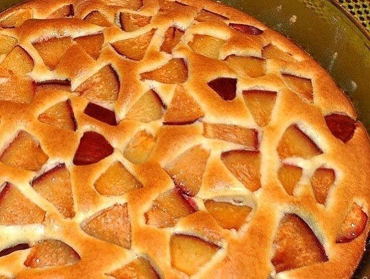 Пирог фруктовый (очень легкий). Ингредиенты: -2 яйца -1 стакан (250 мл) сахара -1 ч. ложка соды -0.5 ...