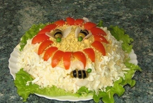 Салат "Лужок" Ингредиенты: - Картофель - Маринованные огурцы - Куриная грудка - Шампиньоны ...