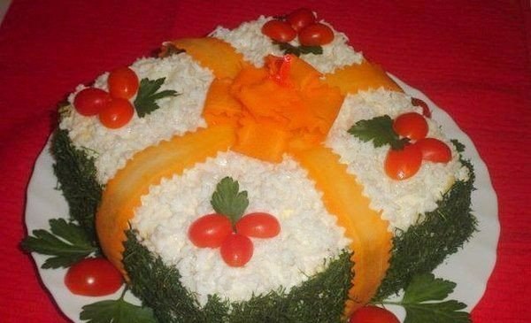 10 НЕВЕРОЯТНО ВКУСНЫХ САЛАТОВ.1) Салат «Подарок»ИНГРЕДИЕНТЫ:Этот салат уложить слоями и каждый ...