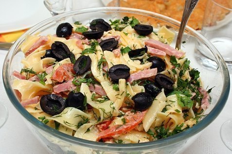 Итальянский салат с сыром и макаронами.Ингредиенты:Сыр Эдам 200 гВетчина 200 гПерец сладкий желтый 1 ...