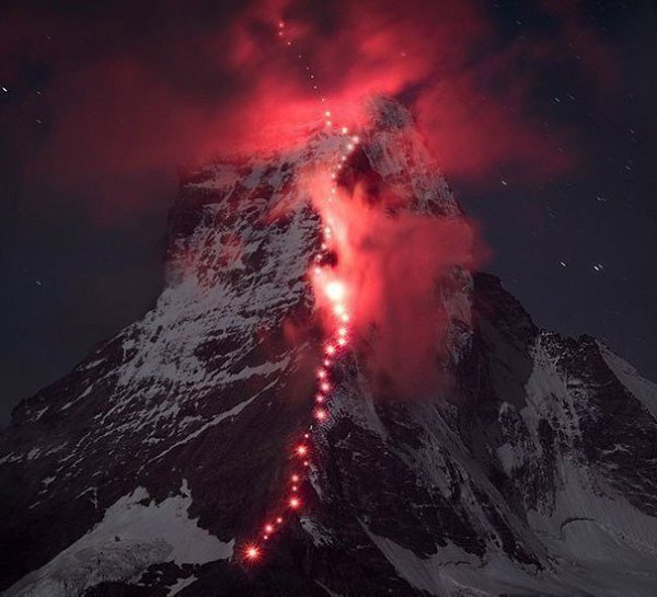 Сотни альпинистов поднялись на Альпы для эпических фотографий. - 2
