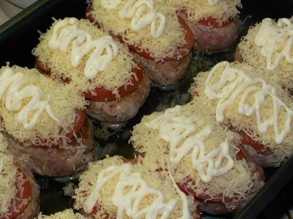 Котлетки под шубкой.Ингредиенты:Фарш (из индейки) - 1 кгЯйцо куриное - 2 штБатон (белый, без ... - 6