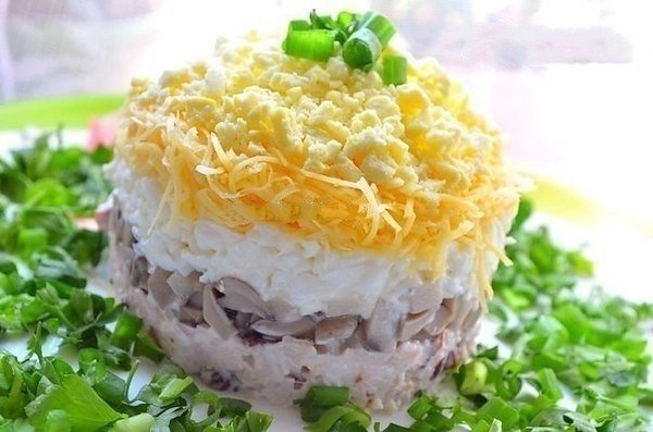Салат "Ночь" Ингредиенты: -Яйца вареные — 5 шт. -Грудка куриная копченая — 200 г -Грибы ...